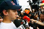 Sebastian Vettel (Red Bull) stellt sich den Fragen