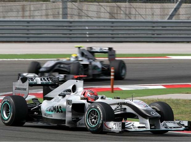 Michael Schumacher vor Nico Rosberg