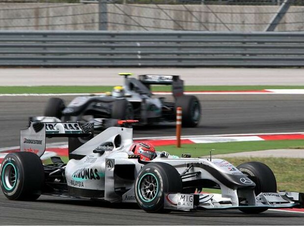 Michael Schumacher vor Nico Rosberg Michael Schumacher vor Nico Rosberg