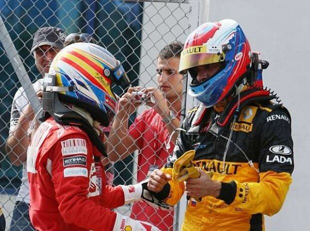 Titel-Bild zur News: Fernando Alonso und Vitaly Petrov