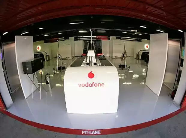 Titel-Bild zur News: Blick in die McLaren-Box mit Brücke