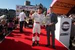 Tomás Enge (Youn Driver AMR) mit dem Preis für die GT1-Pole