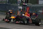 Sebastian Vettel (Red Bull), im Hintergrund Teamkollege Mark Webber