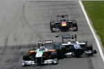 Nico Hülkenberg (Williams) fährt sich den Frontflügel an Adrian Sutil (Force India) ab