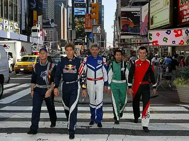 Red Bull Air Race Piloten in New York Titel-Bild zur News: Red Bull Air Race Piloten in New York