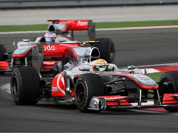 Titel-Bild zur News: Lewis Hamilton vor Jenson Button