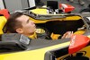 Bild zum Inhalt: Aleshin sitzt im Formel-1-Boliden