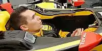 Bild zum Inhalt: Aleshin sitzt im Formel-1-Boliden