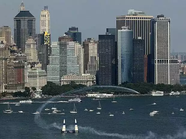 Hannes Arch vor der New Yorker Kulisse Titel-Bild zur News: Hannes Arch vor der New Yorker Kulisse