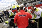 Bridgestone-Techniker auf dem Grid bei Pramac