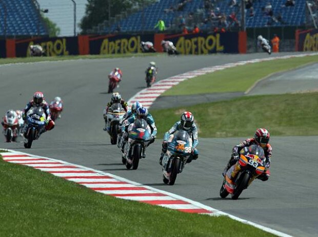 Marc Márquez vor Bradley Smith Marc Márquez vor Bradley Smith