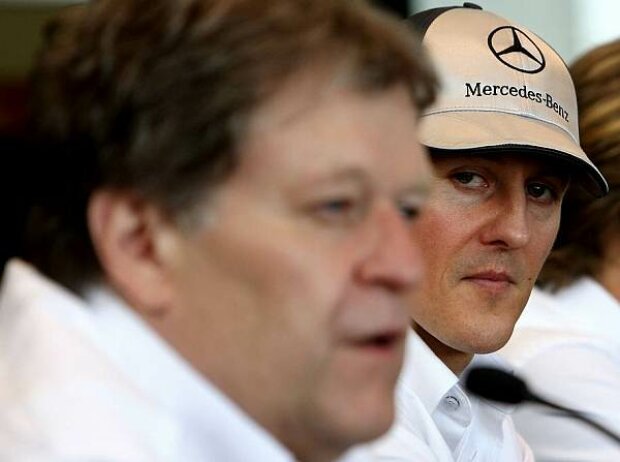Titel-Bild zur News: Norbert Haug (Mercedes-Motorsportchef), Nico Rosberg, Michael Schumacher