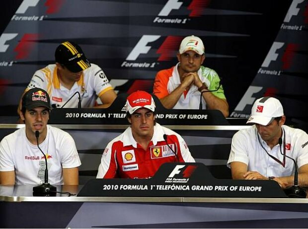 Jaime Alguersuari, Vitaly Petrov, Fernando Alonso, Vitantonio Liuzzi und Pedro de la Rosa Jaime Alguersuari, Vitaly Petrov, Fernando Alonso, Vitantonio Liuzzi und Pedro de la Rosa