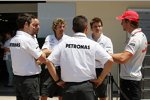 Jenson Button (McLaren) quatscht mit seinen alten Mechanikern