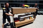 Red-Bull-Mechaniker bringen Material in die Box