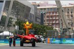 Das Auto von Felipe Massa (Ferrari) wird geborgen