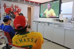 Felipe Massa (Ferrari) schaut die Fußball-WM