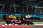 Jaime Alguersuari (Toro Rosso) neben der Strecke, Vitaly Petrov (Renault) und Michael Schumacher (Mercedes) fahren richtig