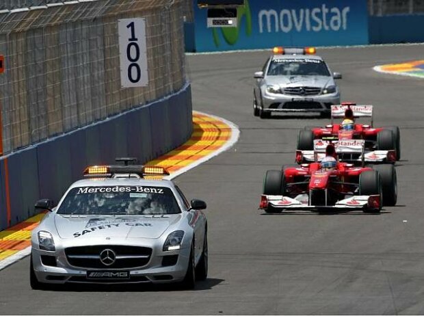 Fernando Alonso hinter dem Safety-Car