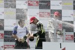 Edoardo Mortara (Signature) feiert mit Marco Wittmann (Signature) 