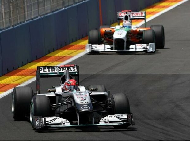 Michael Schumacher vor Adrian Sutil