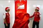 Felipe Massa und Fernando Alonso (Ferrari) enthüllen neues Logo von Ferrari