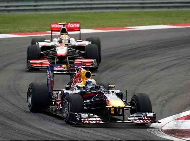 Sebastian Vettel vor Lewis Hamilton Titel-Bild zur News: Sebastian Vettel vor Lewis Hamilton