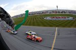 Jamie McMurray (EGR) und Jimmie Johnson (Hendrick) beim Start