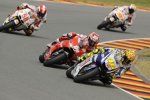 Valentino Rossi (Yamaha) vor Nicky Hayden (Ducati)
