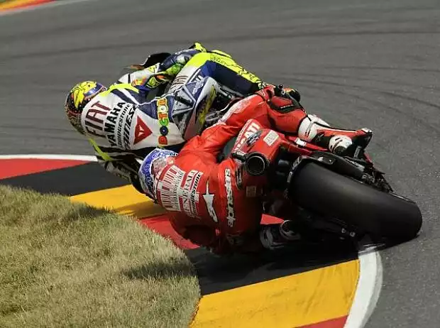 Casey Stoner hinter Valentino Rossi Titel-Bild zur News: Casey Stoner hinter Valentino Rossi