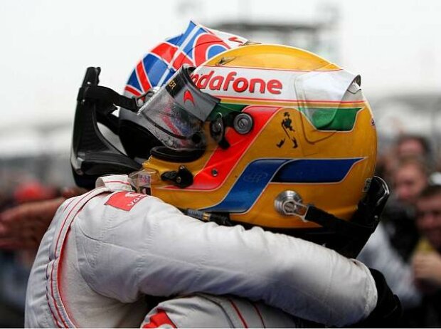 Titel-Bild zur News: Jenson Button und Lewis Hamilton