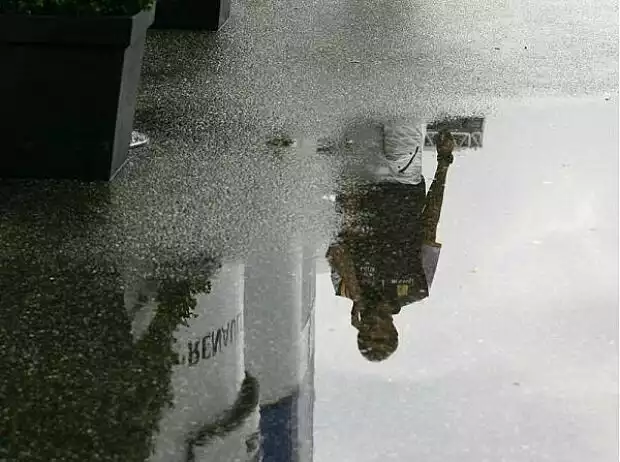 Titel-Bild zur News: Vitaly Petrov spiegelt sich im Regen