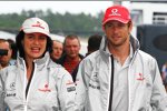 PR-Dame Sylvia Hoffer und Jenson Button (McLaren) 