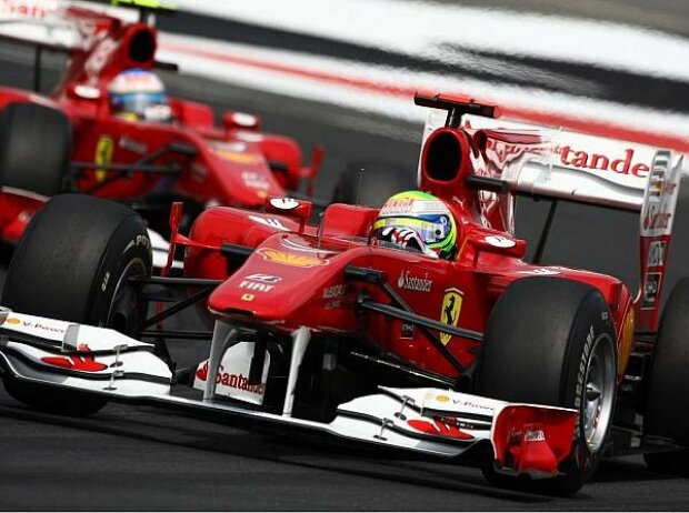 Titel-Bild zur News: Felipe Massa vor Fernando Alonso