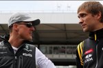 Michael Schumacher (Mercedes) und Vitaly Petrov (Renault) 