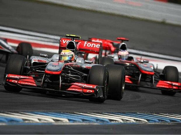 Lewis Hamilton vor Jenson Button