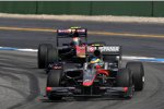Bruno Senna (HRT) vor Jaime Alguersuari (Toro Rosso)  