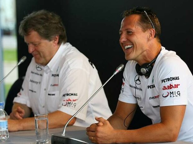 Titel-Bild zur News: Michael Schumacher, Norbert Haug (Mercedes-Motorsportchef)