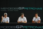 Nico Rosberg, Norbert Haug (Mercedes-Motorsportchef) und Michael Schumacher (Mercedes) 