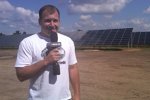  Ryan Newman vor dem Solarfeld