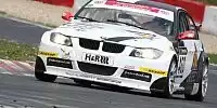 Bild zum Inhalt: Schubert-Team feiert Klassensieg auf der Nordschleife