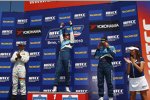 Das Podium nach Lauf 1: Alain Menu (Chevrolet), Robert Huff (Chevrolet) und Gabriele Tarquini (SR) 
