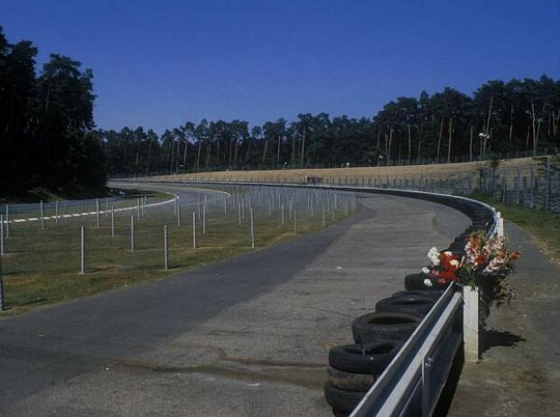 Todesstelle von Patrick Depailler mit Blumen