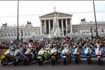 Die Piloten vor dem Parlament