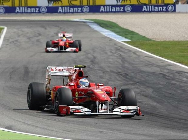 Titel-Bild zur News: Fernando Alonso vor Felipe Massa