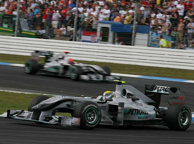 Titel-Bild zur News: Nico Rosberg vor Michael Schumacher