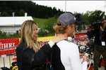 Freundin Vivian Sibold reibt Nico Rosberg (Mercedes) mit Vaseline ein