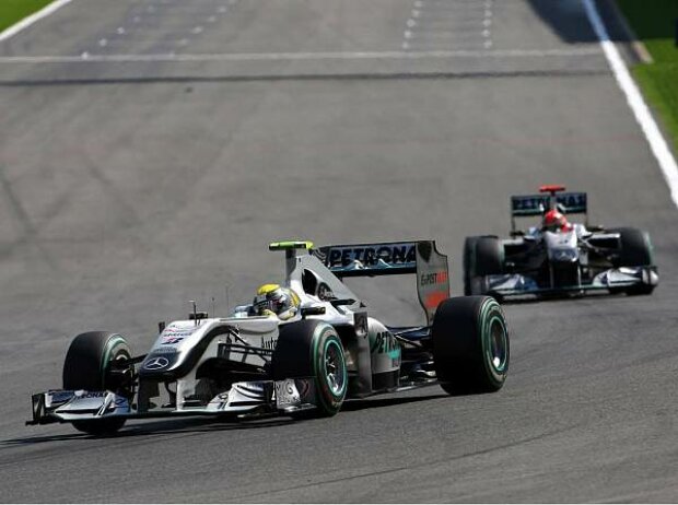 Nico Rosberg vor Michael Schumacher Nico Rosberg vor Michael Schumacher