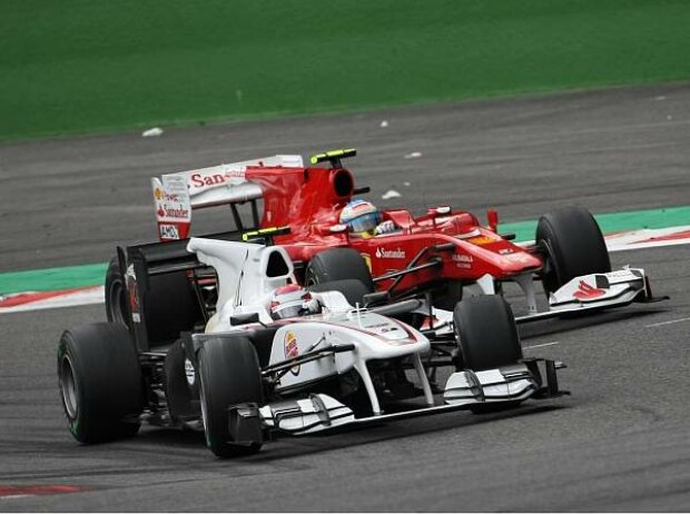 Kamui Kobayashi vor Fernando Alonso