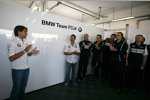 Augusto Farfus (BMW Team RBM) empfängt die Geburtstags-Glückwünsche seines Teams